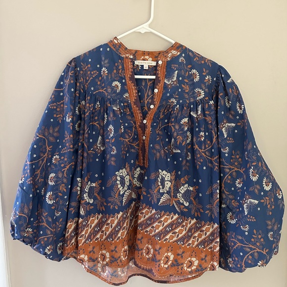 Love the Label beautiful print blouse. Puffy sleeves, over sized. Fun top! - Picture 4 of 10